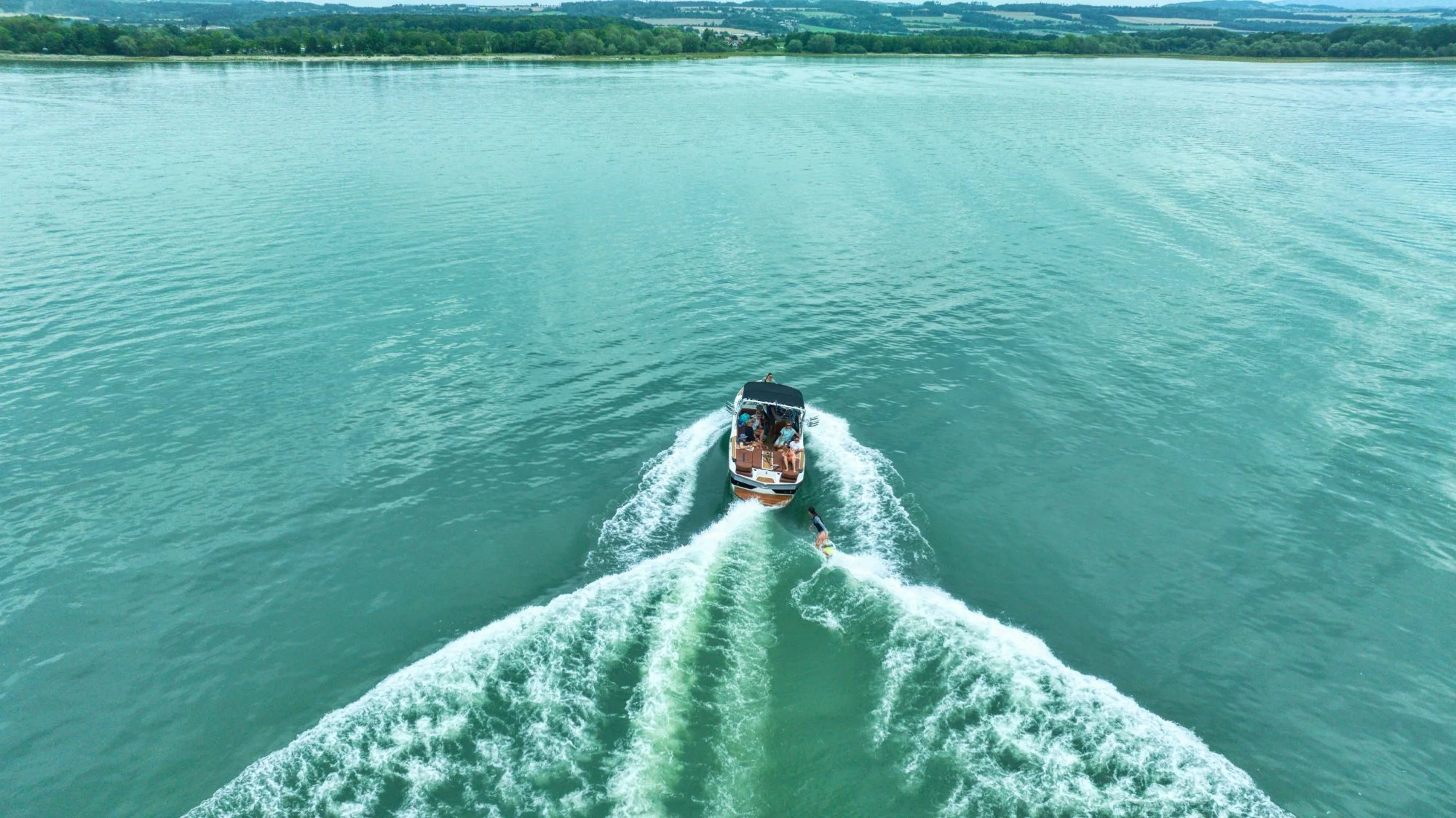 Wakesurfing za lodí MasterCraft